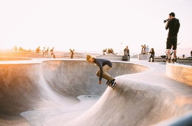 En kille på skateboard
